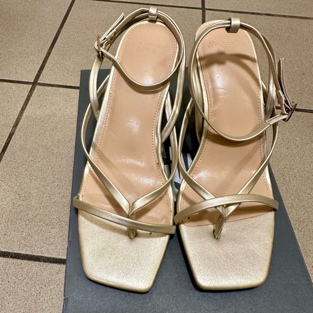 Abercrombie & Fitch Gold Strappy Heels – Size 7.5 – 2.5” Heel